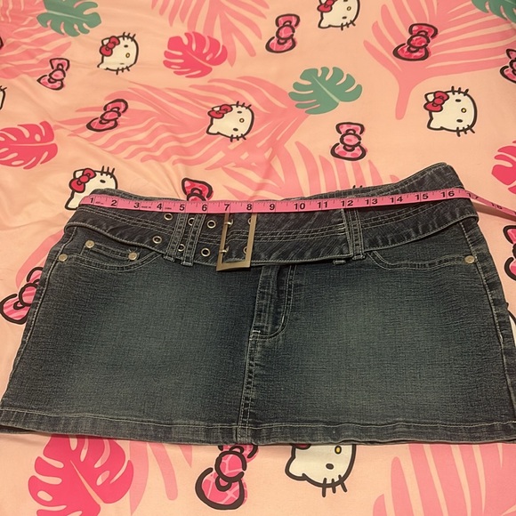 Belted Y2K miniskirt - Picture 3 of 4